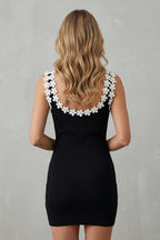 Faith – Süßer Kontrast – Enges Minikleid für Damen mit Blumendetails