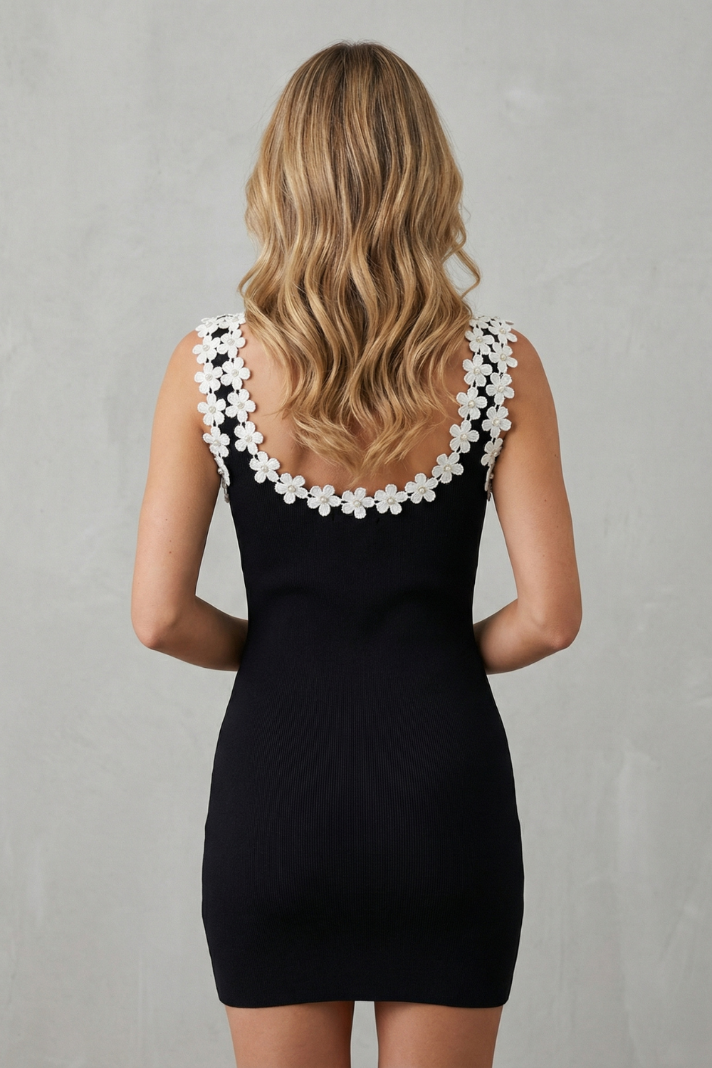Faith – Süßer Kontrast – Enges Minikleid für Damen mit Blumendetails