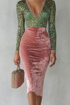 Virelline – Leoparden-Samt-Kontrast – Eng anliegendes Midikleid