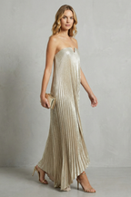 Élodie – Leuchtender plissierter Fluss – Trägerloses Metallic-Kleid