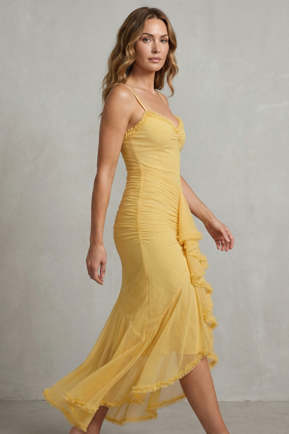 Phoebe – Femininer Rüschenzauber – Ärmelloses High-Low Maxikleid