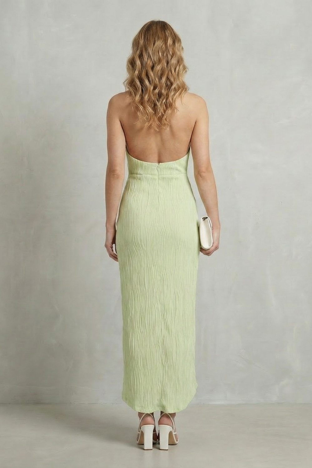 Zephyrelle – Plissierte rückenfreie Verführung – Maxikleid