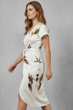 Lioravelle – Mühelose Wickelsilhouette – Midikleid