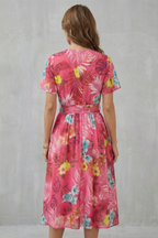 Rosévara – Tropisch-florales Flair – Midikleid