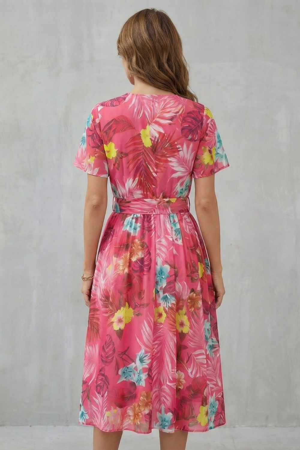 Rosévara – Tropisch-florales Flair – Midikleid