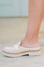 Golden Weave Mules, Natur