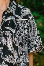 Bluse Love Is All Around, Schwarzes Paisley