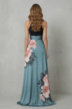 Florévia – Kontrastreiche florale Eleganz – Maxikleid