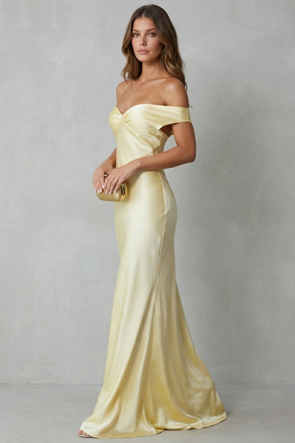 Auréliane – Eleganz in der goldenen Stunde – Schulterfreies Satin-Abendkleid