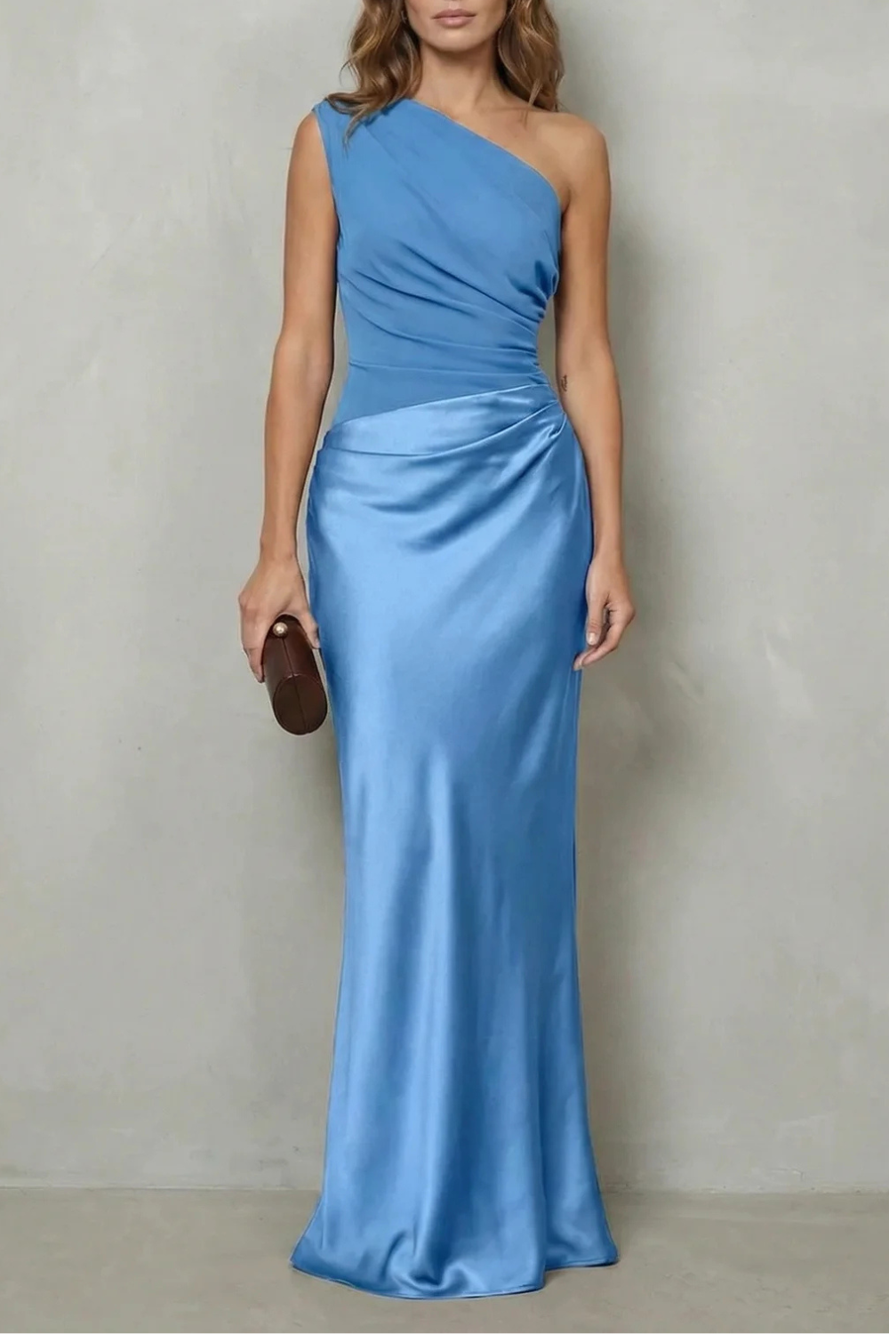 Velmoura – Asymmetrische Satindrapierung – Abendkleid
