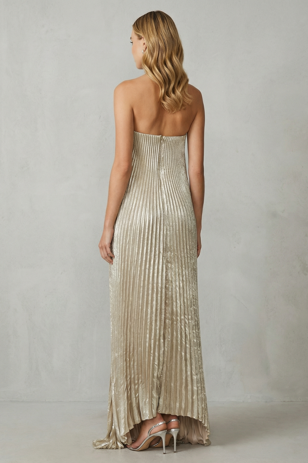 Élodie – Leuchtender plissierter Fluss – Trägerloses Metallic-Kleid