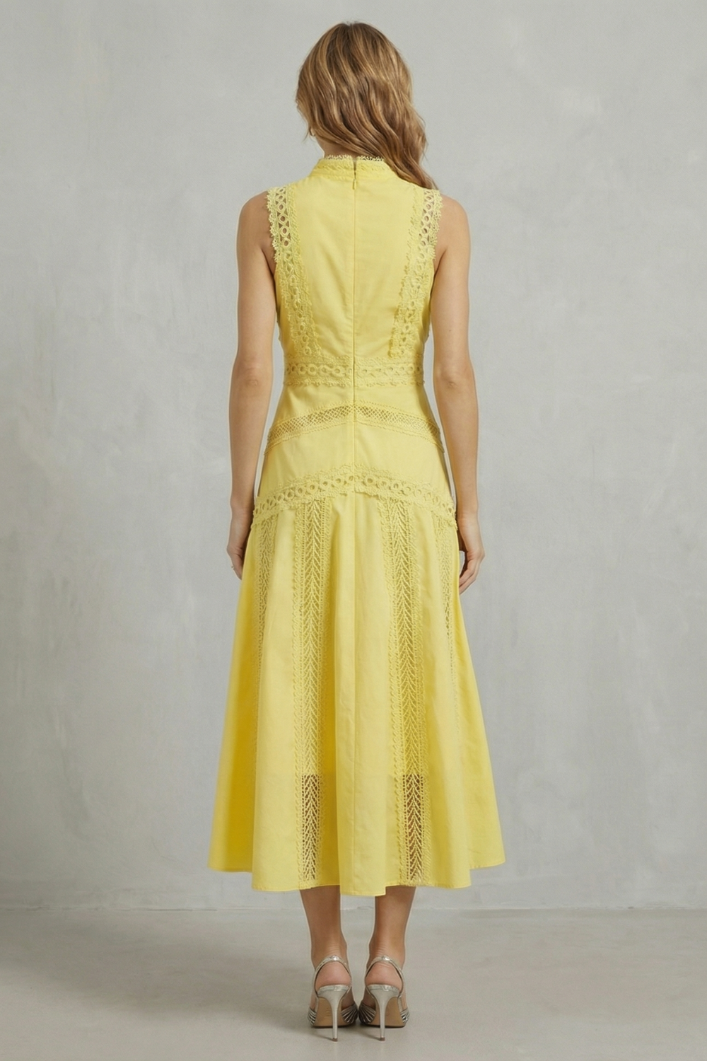 Gracia – Filigrane Spitzenpaneele – Elegantes Midikleid