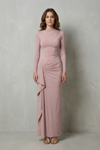 Veneta – Skulptierter Seitendrapée – Maxi-Kleid mit langen Ärmeln
