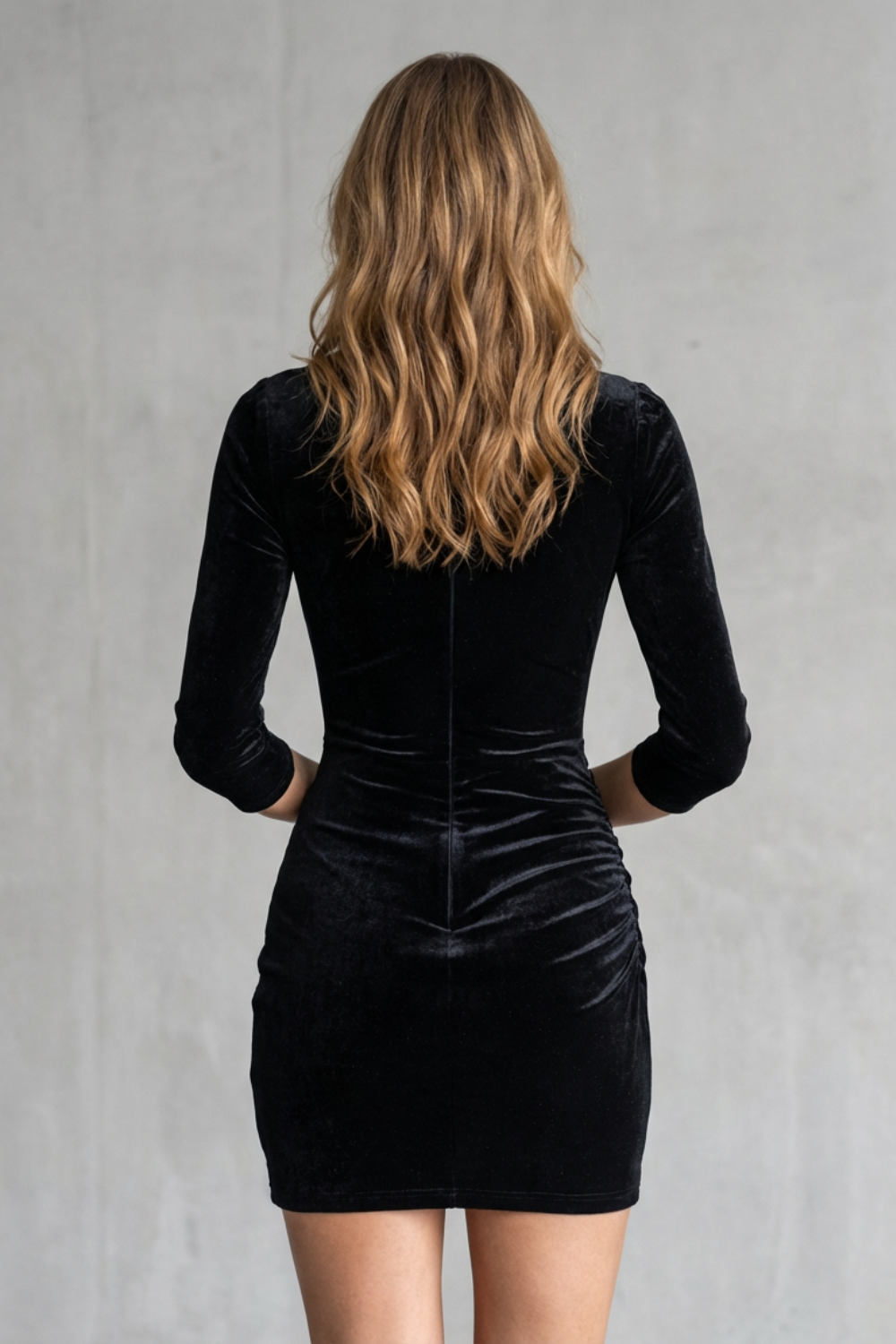 Valérine – Deep plunge detail – Velvet mini dress
