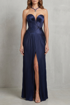 Noirelle – Geformte Satin-Verführung – Maxikleid