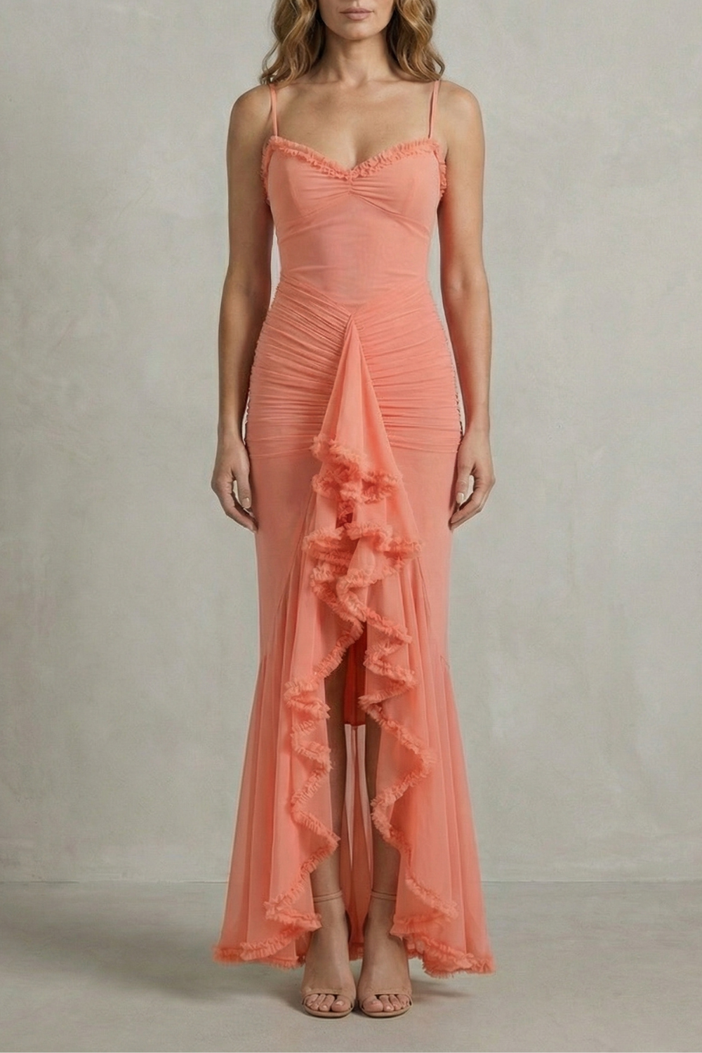 Phoebe – Femininer Rüschenzauber – Ärmelloses High-Low Maxikleid